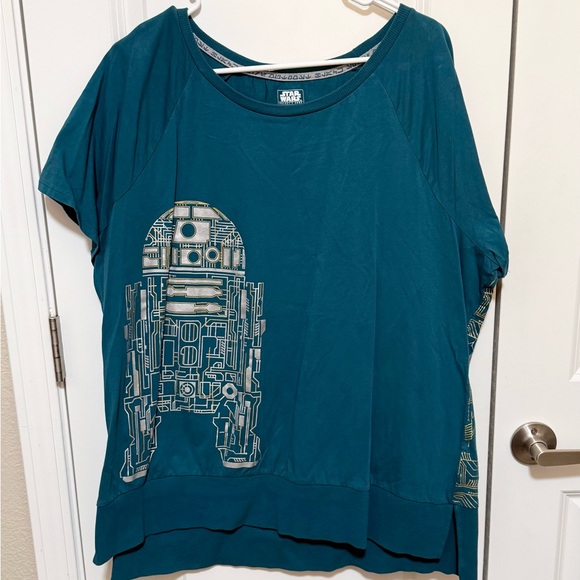 Disney Parks Star Wars Galaxy's Edge Droid Depot T-shirt featuring R2-D2 1X - Picture 2 of 7